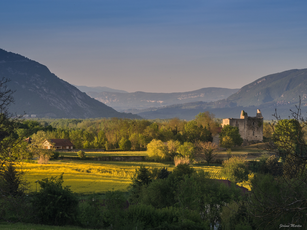 Château de Rochefort et les marais de Lavours. © Jérôme Martin (CC-by-SA 4.0)