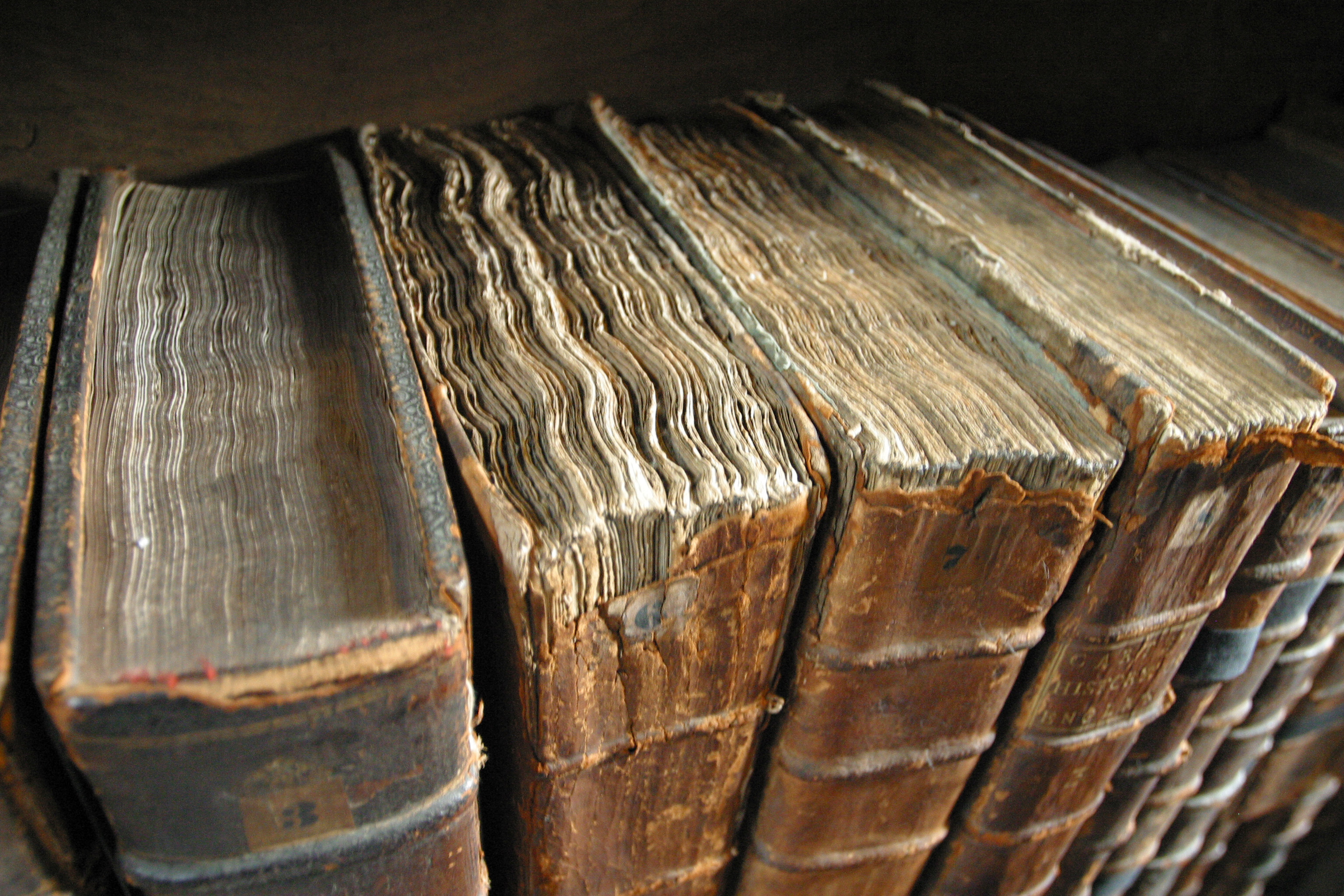 Reliures de livres anciens, à la bibliothèque du Merton College, à Oxford (Angleterre).